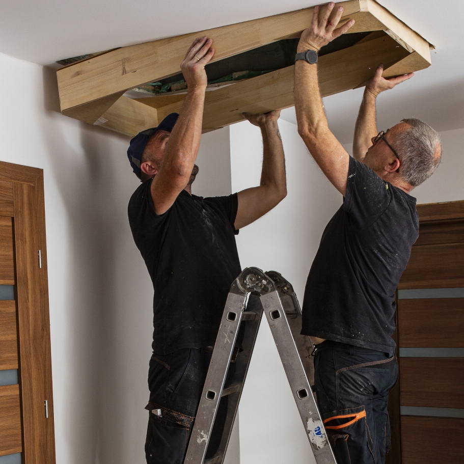 Prosta i szybka wymiana schodów strychowych: montaż bez remontu